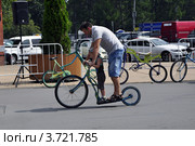 Отец и сын на внедорожном самокате (2012 год). Редакционное фото, фотограф Галина Никифорова / Фотобанк Лори