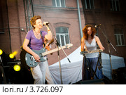 Инна Лишенкевич и Настя Постникова. Группа Ива-Нова (2011 год). Редакционное фото, фотограф Ольга Визави / Фотобанк Лори