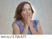 Портрет удивленной девушки на сером фоне. Стоковое фото, фотограф Матвеева Наталья / Фотобанк Лори
