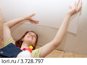 Девушка приклеивает плитку на потолок в комнате. Стоковое фото, фотограф Яков Филимонов / Фотобанк Лори
