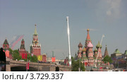 Летящие самолеты оставляют шлейф дыма на параде (2011 год). Редакционное видео, видеограф Losevsky Pavel / Фотобанк Лори