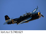 Американский торпедоносец Grumman TBM-3 Avengerв полёте на фоне синего неба (2012 год). Редакционное фото, фотограф Михеев Алексей / Фотобанк Лори