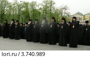 Православные священники на службе в память погибших в ВОВ (2011 год). Редакционное видео, видеограф Losevsky Pavel / Фотобанк Лори