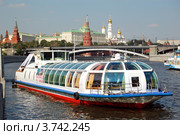 Теплоход "Галина Уланова" на Москве-реке.Отплывает от причала Пречистенская набережная (2012 год). Редакционное фото, фотограф Абрамов Роман Николаевич / Фотобанк Лори
