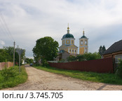 Улица в Верее. Вид на церковь Константина и Елены (2012 год). Стоковое фото, фотограф Павел Широков / Фотобанк Лори