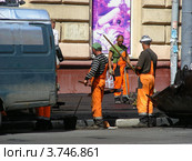 Рабочие-гастарбайтеры укладывают асфальт на Первомайской улице. Москва (2012 год). Редакционное фото, фотограф lana1501 / Фотобанк Лори