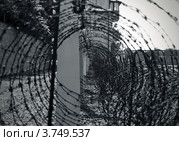 Ограждение в нацистском концентрационном лагере Заксенхаусен, Ораниенбург (2010 год). Редакционное фото, фотограф Юрий Губин / Фотобанк Лори