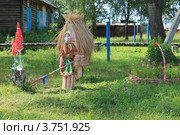 Оформление территории у дома. Баба Яга у избушки (2012 год). Редакционное фото, фотограф Юлия Смирнова / Фотобанк Лори