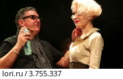 Тим Хартли распыляет лак на волосы блондинки на Davines Hair Show 2010 (2011 год). Редакционное видео, видеограф Losevsky Pavel / Фотобанк Лори