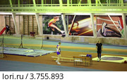 Спортсмены легкой атлетики разминаются в спортивном зале (2011 год). Редакционное видео, видеограф Losevsky Pavel / Фотобанк Лори