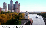 Корабль идет по Московскому водоканалу осенним вечером (2011 год). Стоковое видео, видеограф Losevsky Pavel / Фотобанк Лори