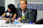 Известный датский Диджей Armin Van Buuren на пресс конференции (2011 год). Редакционное видео, видеограф Losevsky Pavel / Фотобанк Лори