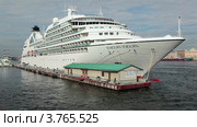 Круизный лайнер класса люкс Seabourn Sojourn у пристани на Английской набережной (2012 год). Редакционное видео, видеограф Кекяляйнен Андрей / Фотобанк Лори