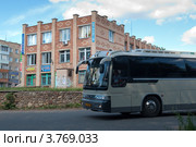 Автобус отъезжающий от автовокзала, город Сафоново, Смоленская область (2012 год). Редакционное фото, фотограф Вячеслав Палес / Фотобанк Лори