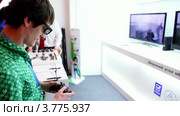 Мужчина играет в 3D видео игру на Конференции разработчиков игр 2011 (2012 год). Редакционное видео, видеограф Losevsky Pavel / Фотобанк Лори