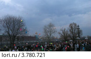 Люди запускают в небо небесные фонарики поздним вечером, таймлапс (2012 год). Редакционное видео, видеограф Losevsky Pavel / Фотобанк Лори