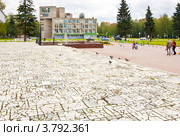 Город Черноголовка. Тротуарная плитка перед Домом ученых (2012 год). Редакционное фото, фотограф Зобков Юрий / Фотобанк Лори