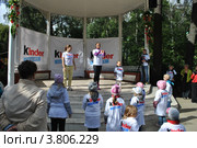 Веселая зарядка Kinder + Спорт в парке культуры и отдыха «Сокольники». Проводит знаменитая гимнастка Ляйсан Утяшева. День города, 1 сентября 2012. Москва. Редакционное фото, фотограф lana1501 / Фотобанк Лори