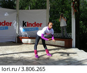 Веселая зарядка Kinder + Спорт в парке культуры и отдыха «Сокольники». Проводит знаменитая гимнастка Ляйсан Утяшева. День города, 1 сентября 2012. Москва. Редакционное фото, фотограф lana1501 / Фотобанк Лори