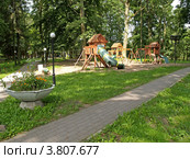 Детская площадка в парке города Ладушкина Калининградской области (2012 год). Стоковое фото, фотограф Ирина Борсученко / Фотобанк Лори