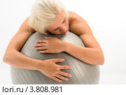 Девушка отдыхает, лежа на фитболе. Стоковое фото, фотограф CandyBox Images / Фотобанк Лори