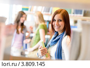 Девушка выбирает книгу в библиотеке. Стоковое фото, фотограф CandyBox Images / Фотобанк Лори