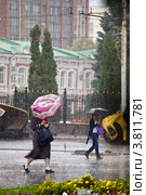 Люди под дождем. Стоковое фото, фотограф Жилин Степан / Фотобанк Лори