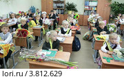 Первоклассники сидят на своем первом уроке в классе (2012 год). Редакционное видео, видеограф Кекяляйнен Андрей / Фотобанк Лори