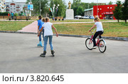 Дети катаются на велосипедах и роликах (2012 год). Редакционное фото, фотограф Сагирова Алсу / Фотобанк Лори