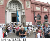 Туристы у входа в Египетский Национальный Музей. Каир (2008 год). Редакционное фото, фотограф Юлия Смирнова / Фотобанк Лори