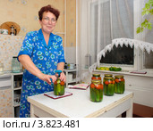Женщина консервирует овощи. Стоковое фото, фотограф Вячеслав Палес / Фотобанк Лори