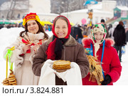 Девушки празднуют масленицу. Стоковое фото, фотограф Яков Филимонов / Фотобанк Лори