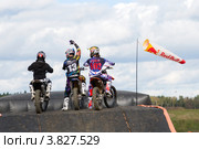 Показательные выступление спортсменов команды мотофристайлеров FMX-13 Алексея Колесникова, Алексея Айсина, Кирилла Гаврилова (2012 год). Редакционное фото, фотограф Pukhov K / Фотобанк Лори