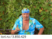 Пенсионер на своей даче. Стоковое фото, фотограф Копылова Ольга Васильевна / Фотобанк Лори