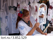 Сорочинская ярмарка. Торговля вышитыми рубашками (2012 год). Редакционное фото, фотограф Олег Голиков / Фотобанк Лори
