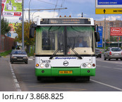 Автобус № 811 едет по Носовихинскому шоссе. Новокосино. Москва (2012 год). Редакционное фото, фотограф lana1501 / Фотобанк Лори