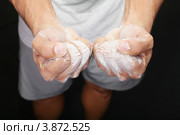 Мужские руки в спортивной магнезии. Стоковое фото, фотограф David Castillo Dominici / Фотобанк Лори