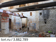 Мусор на первом этаже Зязинской мельницы. Город Ирбит (2012 год). Редакционное фото, фотограф Анатолий Матвейчук / Фотобанк Лори