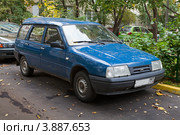 Легковой автомобиль Ижевского автомобильного завода ИЖ-21261 «Фабула» (2012 год). Редакционное фото, фотограф Родион Власов / Фотобанк Лори