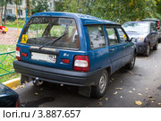 Легковой автомобиль ИЖ-21261 «Фабула» сзади (2012 год). Редакционное фото, фотограф Родион Власов / Фотобанк Лори