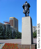 Администрация городского округа Реутов, памятник В. И. Ленину на площади Ленина. Город Реутов. Московская область (2012 год). Редакционное фото, фотограф lana1501 / Фотобанк Лори