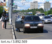 Женщина договаривается с водителем машины. Щелковское шоссе. Москва (2012 год). Редакционное фото, фотограф lana1501 / Фотобанк Лори
