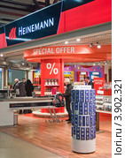 Магазин Duty Free в аэропорту Берлина. Германия (2012 год). Редакционное фото, фотограф Николай Коржов / Фотобанк Лори