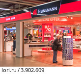 Магазин Duty Free в аэропорту Берлина. Германия (2012 год). Редакционное фото, фотограф Николай Коржов / Фотобанк Лори
