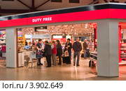 Магазин Duty Free в аэропорту Берлина. Германия (2012 год). Редакционное фото, фотограф Николай Коржов / Фотобанк Лори