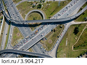 Вид с высоты птичьего полета на автомобильную развязку, Москва, Россия (2012 год). Стоковое фото, фотограф Николай Винокуров / Фотобанк Лори