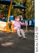 Девочка катается на карусели в парке. Стоковое фото, фотограф WalDeMarus / Фотобанк Лори