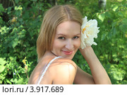 Девушка в саду с пионом. Стоковое фото, фотограф Марина Барышникова / Фотобанк Лори