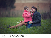 Мама с дочкой сидят на лугу с осенними полевыми цветами. Стоковое фото, фотограф Наталья Чуб / Фотобанк Лори