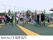 Street Workout. Массовое подтягивание на турнике (2012 год). Редакционное фото, фотограф Илюхина Наталья / Фотобанк Лори
